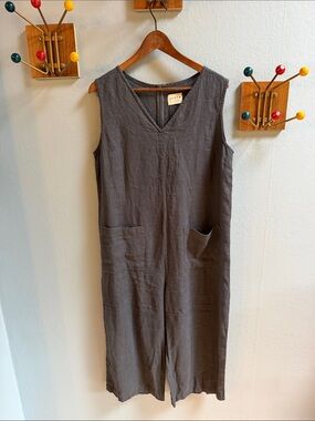 Offon Sleeveless V-Neck Wide-Leg Jumpsuit in gray M/L (check measurements)